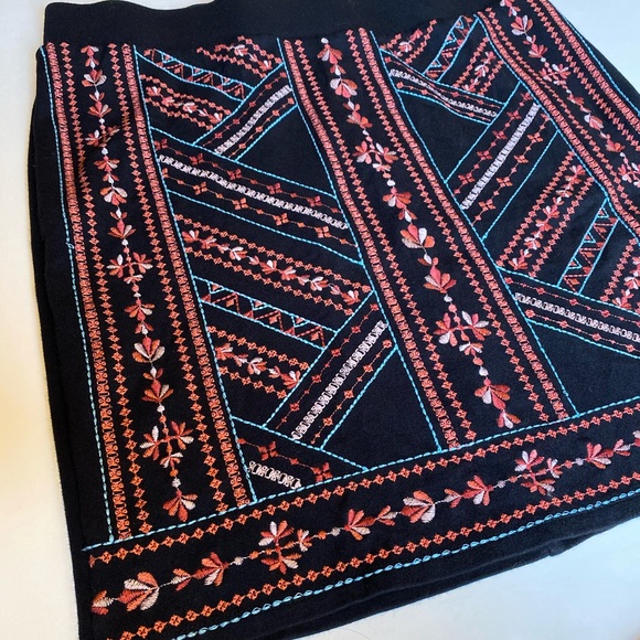torrid Dresses & Skirts - Torrid embroidered skirt. Size 0.